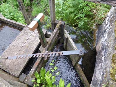 Gate valve on launder